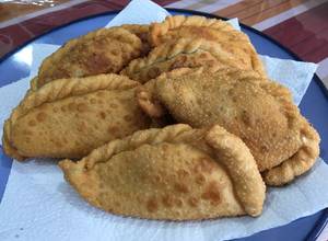 Una foto de Empanadas de carne cortada a cuchillo fritas y al horno!!