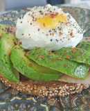 Tostada con aguacate y huevo poche