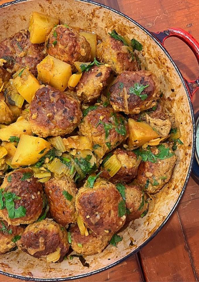 A picture of Chicken meatballs, potatoes and lemon.