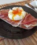 Tostada con jamón y huevo poché