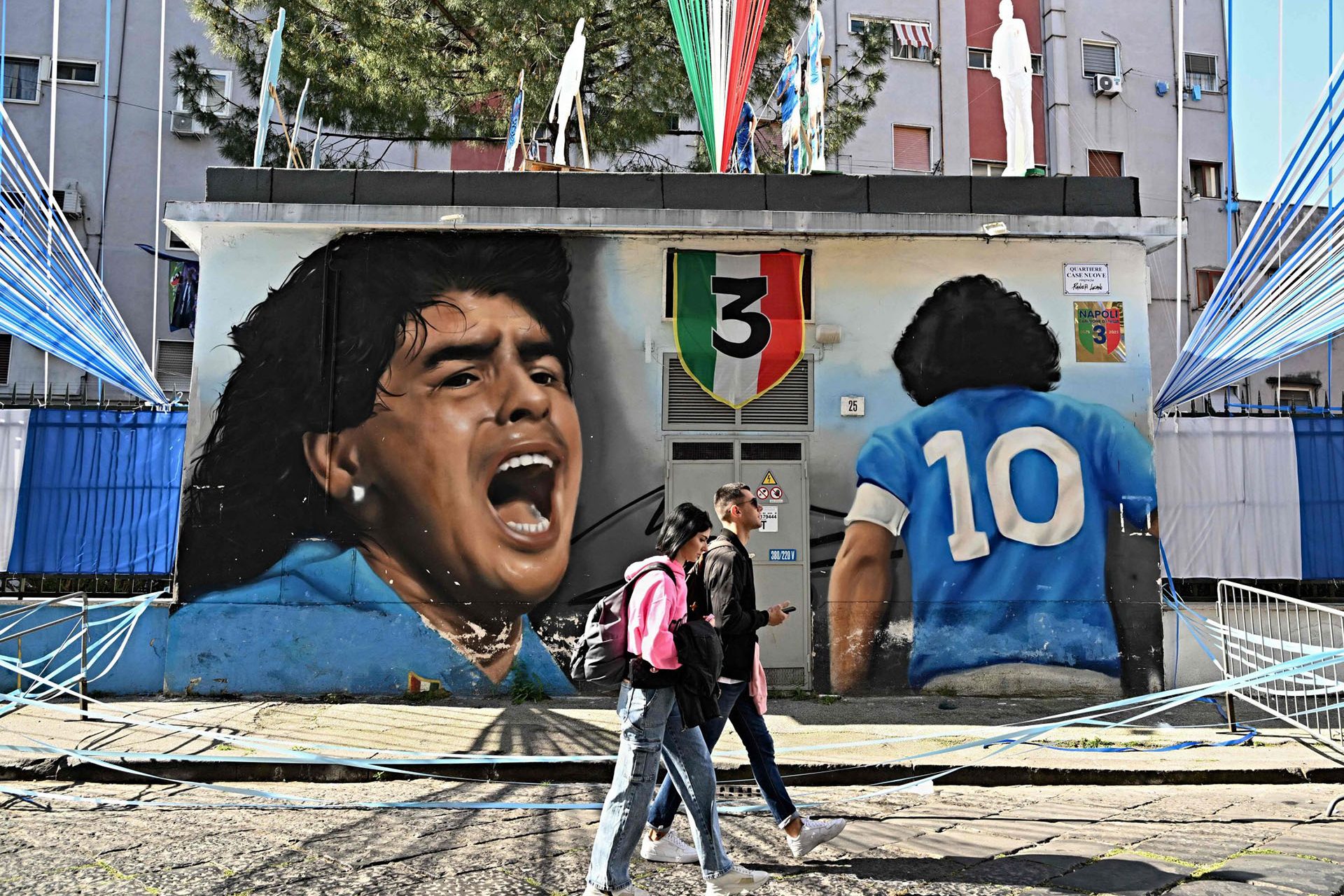 Las cláusulas (casi) secretas que Maradona firmó en Nápoles