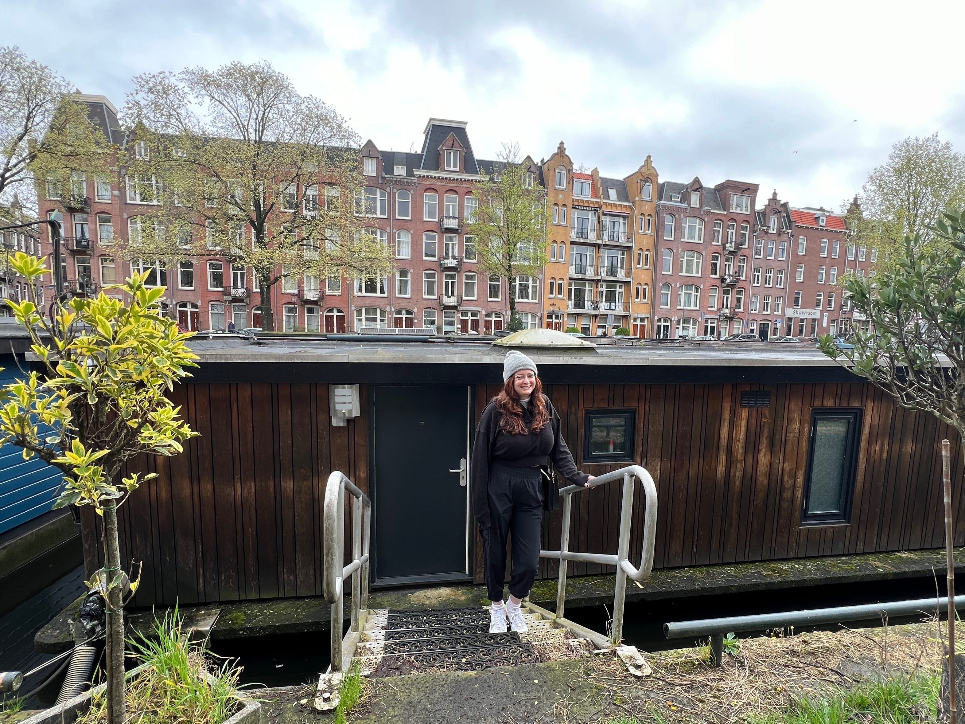 See inside a spacious Amsterdam houseboat that lets visitors live like ...