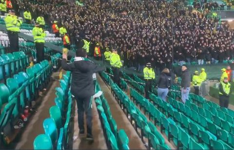 La belle communion entre un jeune fan du Celtic et le parcage des Young Boys