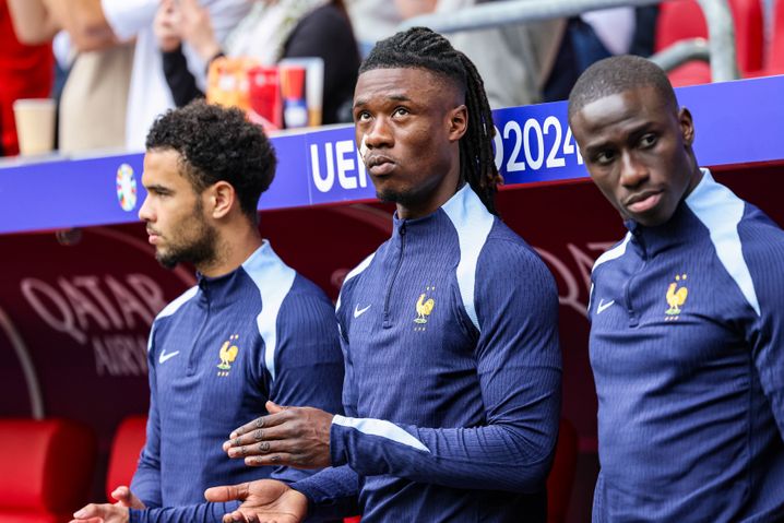 Warren Zaïre-Emery, Eduardo Camavinga et Ferland Mendy sur le banc lors du 8e de finale entre la France et la Belgique.