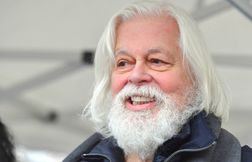 Paul Watson jette l’ancre à Marseille et vise le sommet de l’ONU à Nice