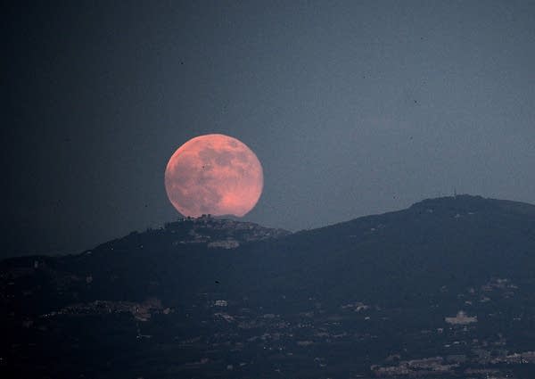 Moon rises over Rome