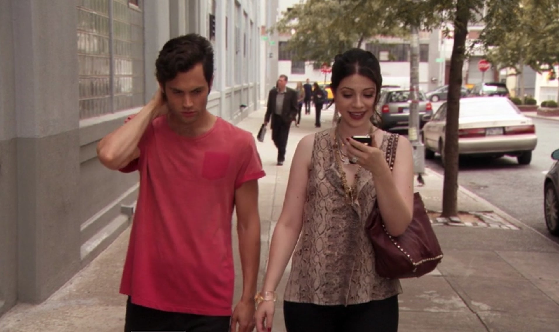 Georgina Sparks (original series) carrying a red handbag.