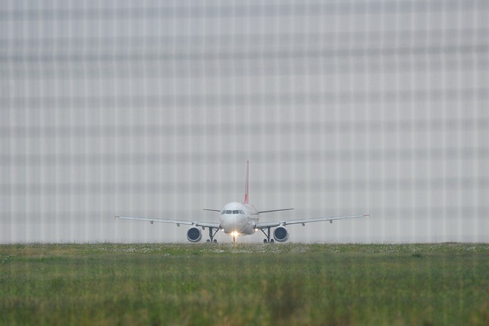 A jetliner moves down a runway at Zhoushan Putuoshan Airport in Zhoushan, Zhejiang province, on Oct. 28. Photo: VCG