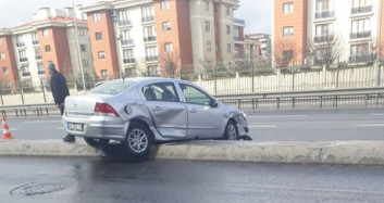 Kontroleden Çıkan Otomobil Karşı Şeride Geçti Park Halindeki Otomobile Çarptı