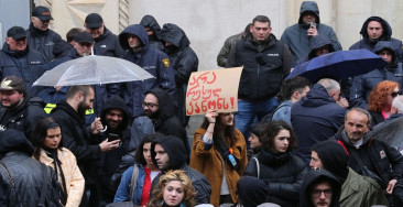 Parlamentoda yasa tasarısı tartışması yumruklu kavgaya dönüştü