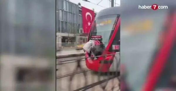 Kabataş tramvayında korkunç anlar: İki çocuk ölümle burun buruna uzun süre gitti! O anlar kameraya yansıdı!