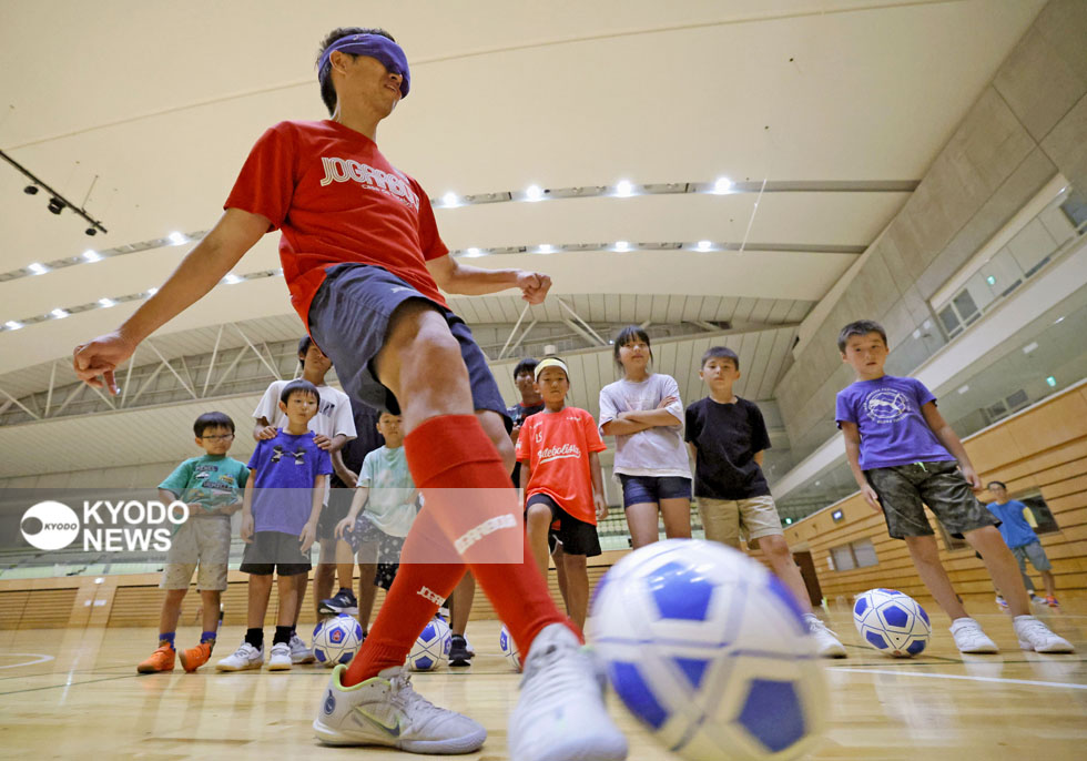 ブラインドサッカーの体験会で、ボールを蹴る加藤健人さん。パラスポーツの普及と共生社会の実現のため、各地で体験会を開催している。子どもたちもアイマスクを着け、パスが成功すると歓声があがった＝２０２４年８月７日、埼玉県春日部市