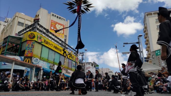 勇壮な旗頭の演舞を繰り広げる大綱挽行列＝13日午後、那覇市の国際通り