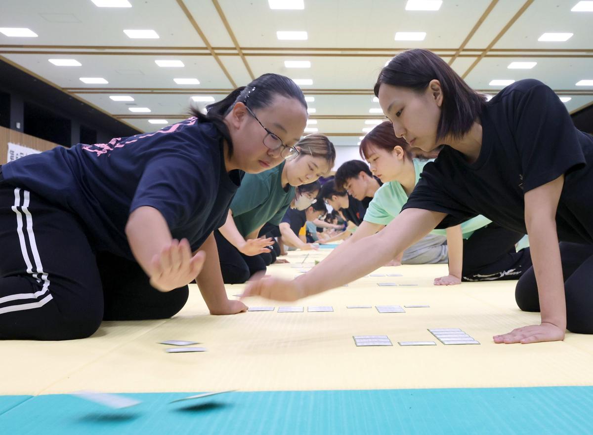 真剣な表情で札を取り合った全国競技かるた新潟大会＝上越市