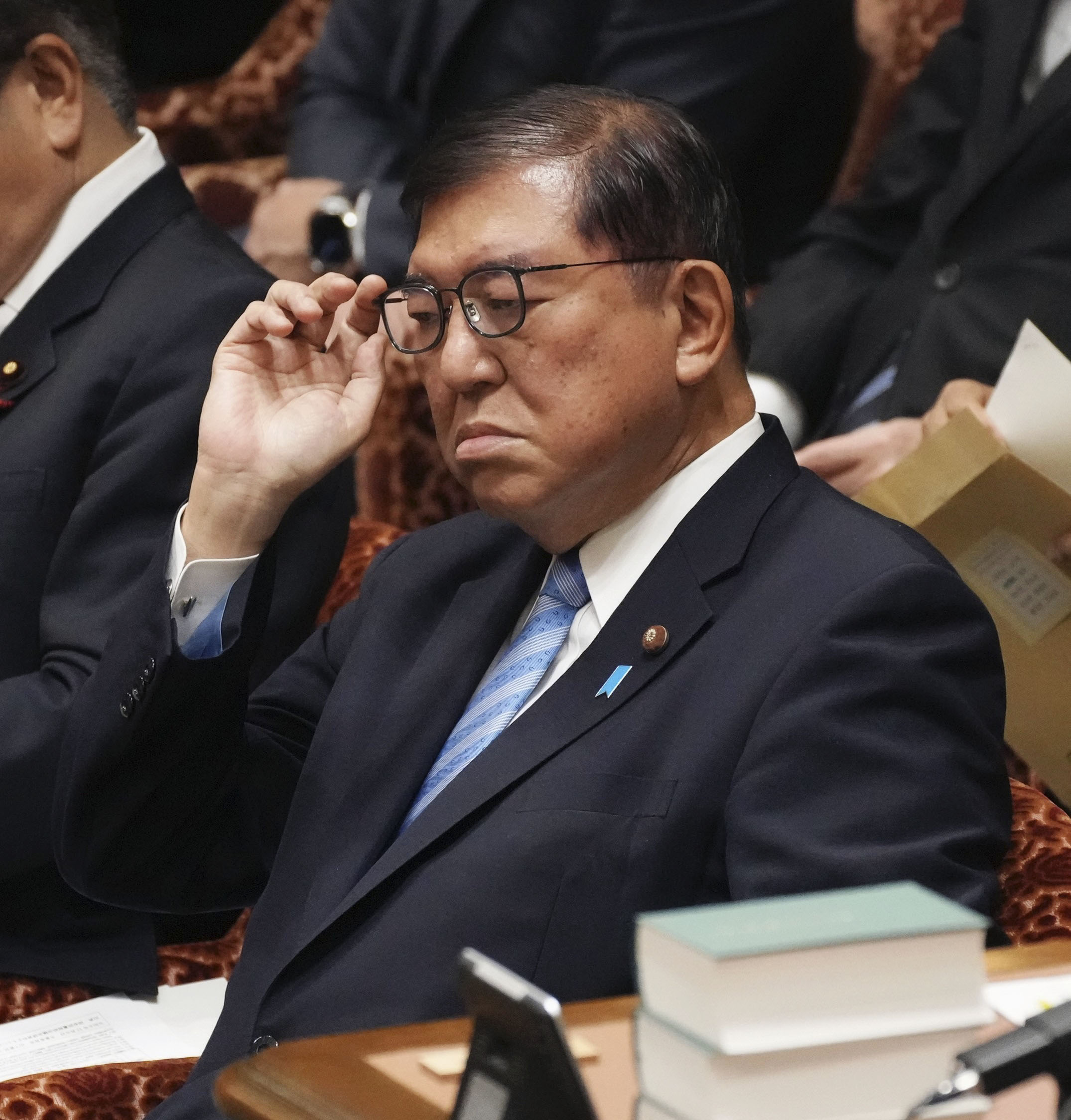 衆院予算委の集中審議で質問を聞く石破首相＝5日午前