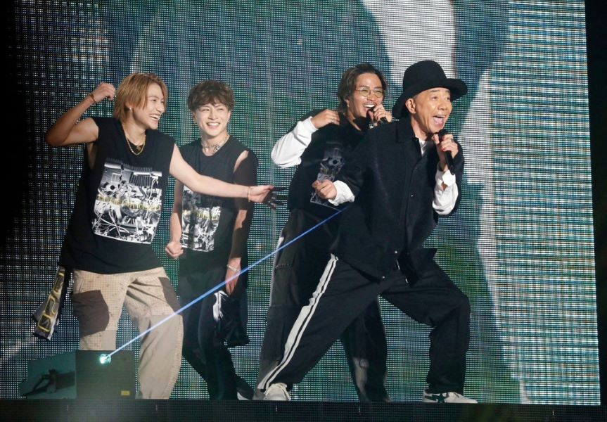 「ＧＥＮＥＲＡＴＩＯＮＳ」のライブにサプライズ出演した木梨憲武（右端）＝東京都渋谷区