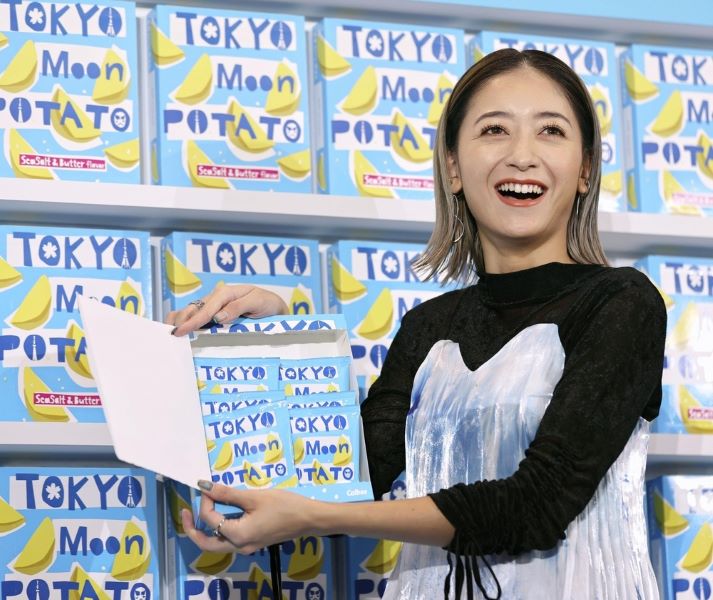 商品を手にする池田美優＝３日、東京都千代田区