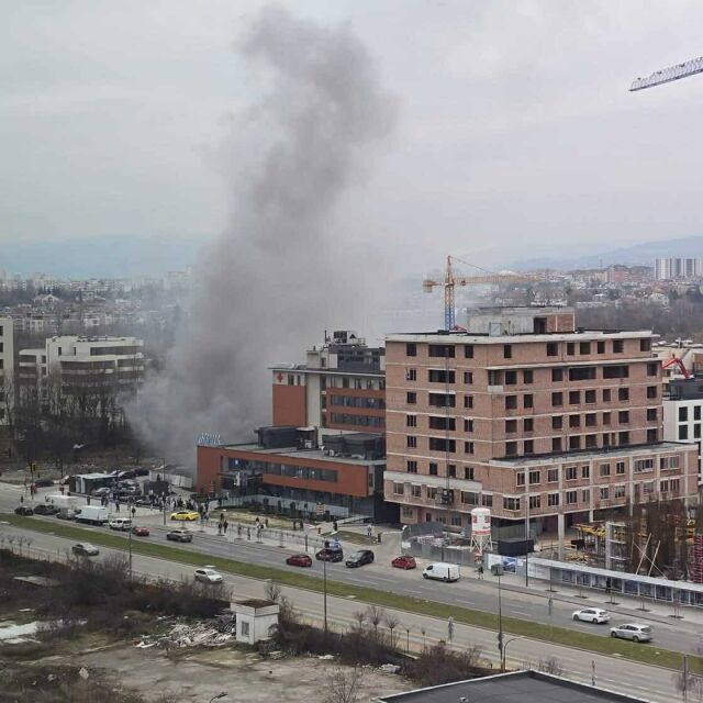 Пожар в столична болница, извеждат пациенти (СНИМКИ)