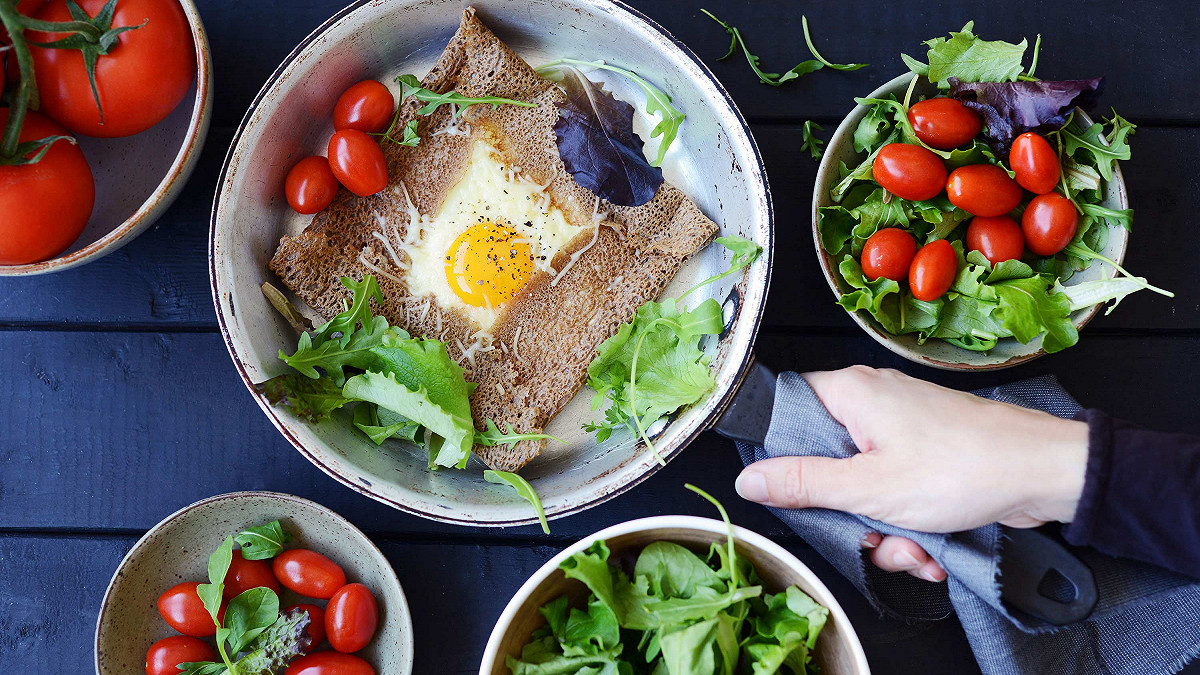 Galette de sarrasin complète œuf, jambon et gruyère