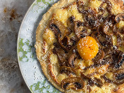 Pizzette fromage à raclette, champignons et œuf minute de Cyril Lignac