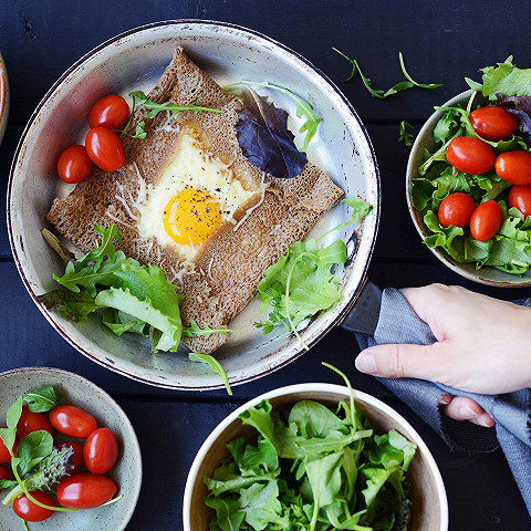 Galette de sarrasin complète œuf, jambon et gruyère