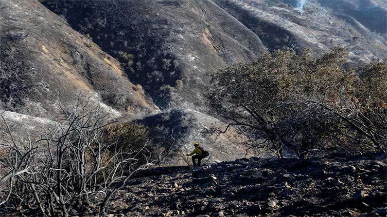 Dunya News Los Angeles races to contain wildfires before severe winds return