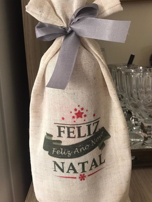 Saco de vinho com estampas de feliz natal mais fita de cetim