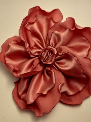 Broche flor em cetim coral