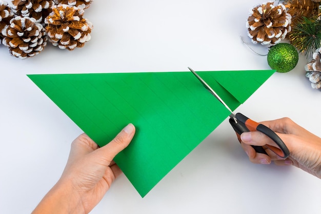 Cómo hacer un árbol de navidad creativo con papel de colores y pegarlo con  tus propias manos. concepto de bricolaje. instrucción paso a paso. | Foto  Premium