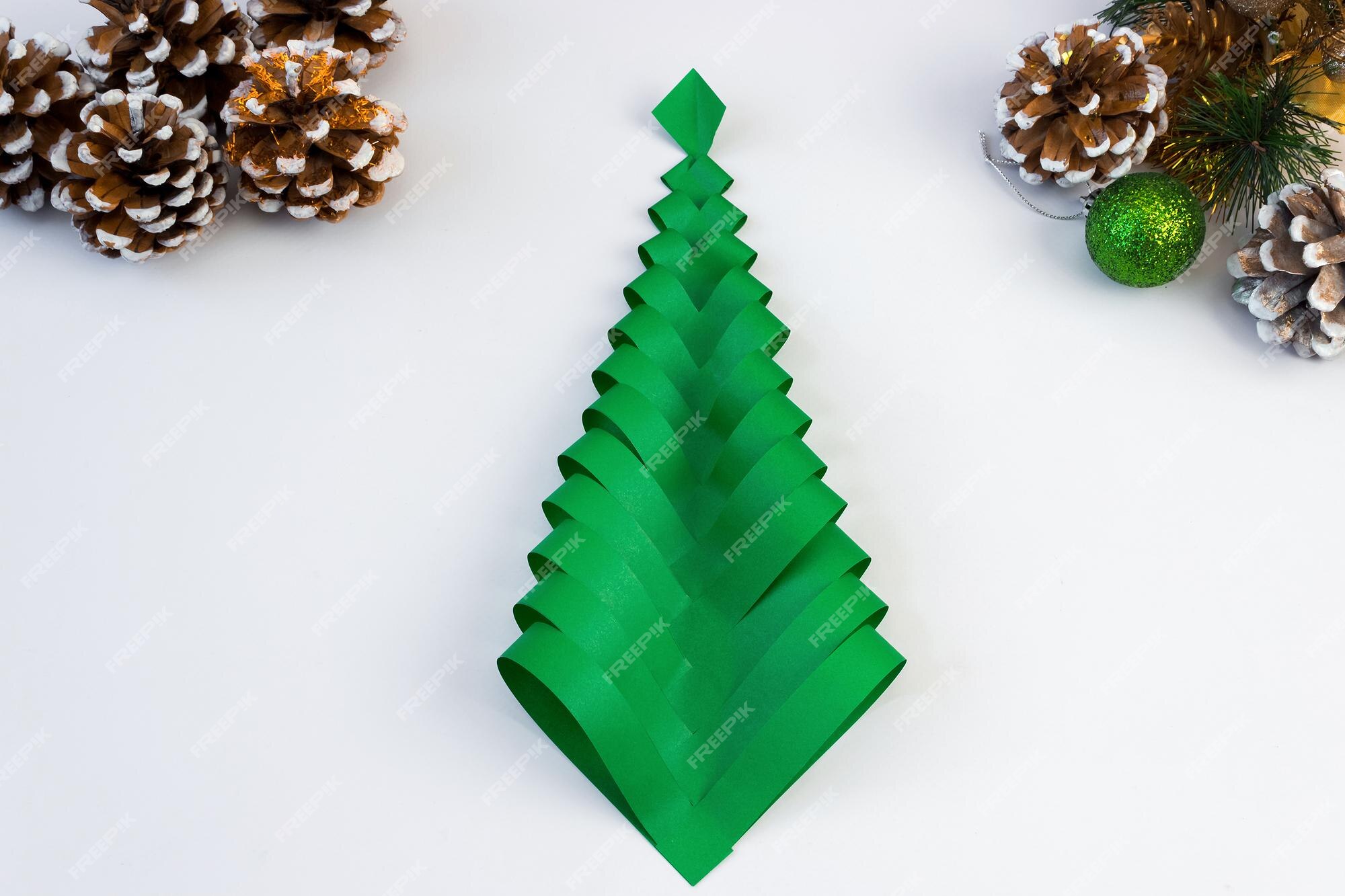 Cómo hacer un árbol de navidad creativo con papel de colores y pegarlo con  tus propias manos. concepto de bricolaje. instrucción paso a paso. | Foto  Premium