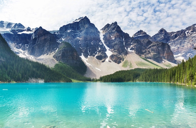 Premium Photo | Beautiful turquoise waters of the moraine lake with ...