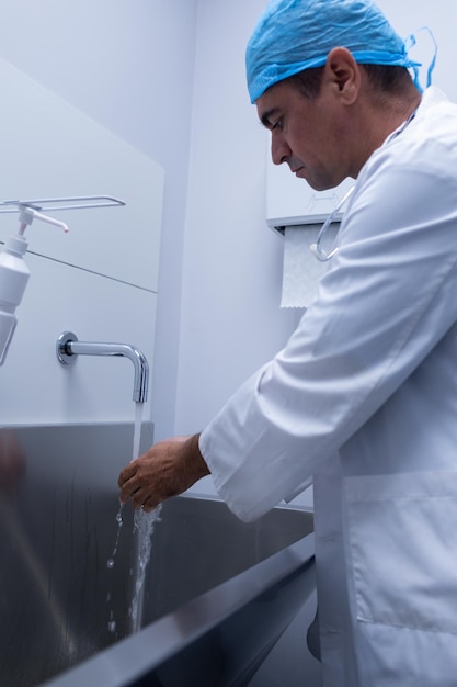 Premium Photo | Male surgeon washing hands in sink at hospital