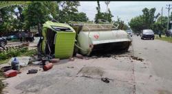 Truk Pengangkut Minyak Pecah Ban hingga Terguling di Indramayu, Sopir Alami Luka-luka