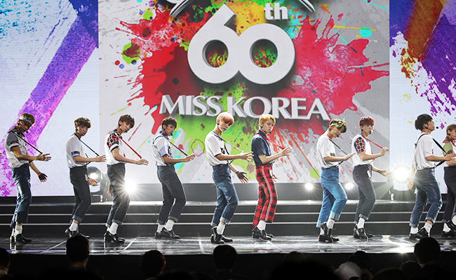 Kim Jin-sol, center, smiles after winning the Miss Korea beauty pageant at Grand Peace Hall, Kyung Hee University in Seoul, Friday. / Korea Times photo by Hong In-ki  