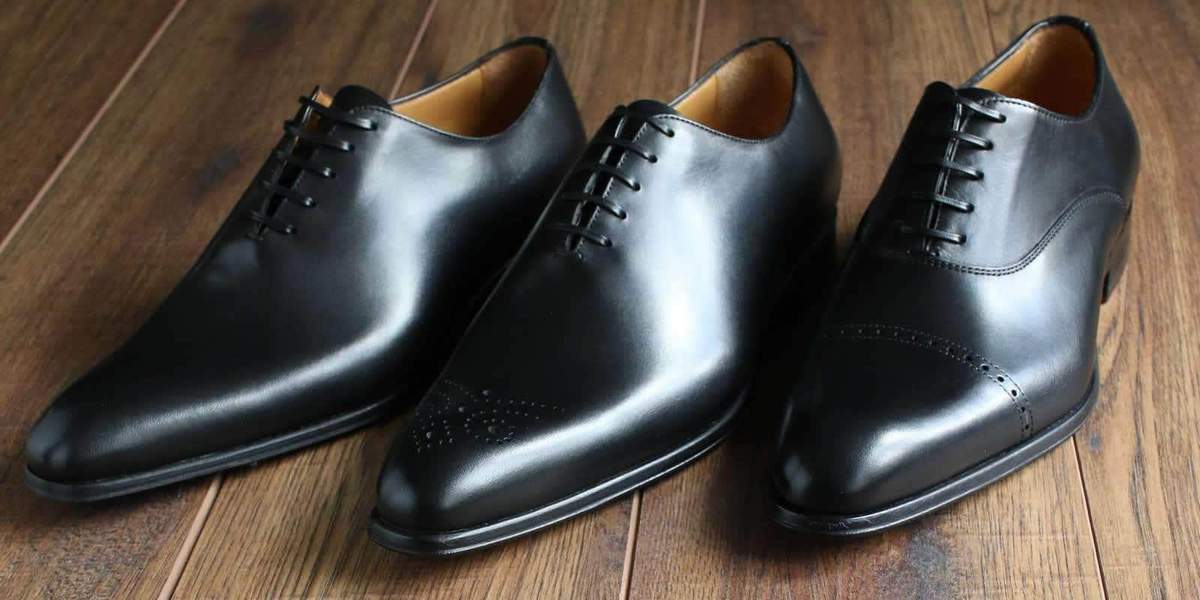 Black oxford shoes. (Foto tblon.com)