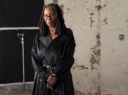 Whoopi Goldberg Pakai Setelan Sutra Serba Hitam di Show Ami untuk Paris Fashion Week 2025, Simpel Tapi Mewah!