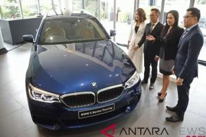 https://img.okezone.com/okz/300/content/2022/10/22/52/2692519/intip-spesifikasi-mobil-bmw-530i-milik-wirda-mansyur-mewah-banget-wZaCdziq5m.JPG