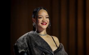 https://img.okezone.com/okz/300/content/2024/06/11/611/3020265/potret-rihanna-natural-tanpa-wig-pede-pamer-rambut-ikal-asli-D1HYBsIsBs.jpg