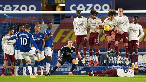 The Arsenal wall does its job to stop a free kick taken by Everton's Gylfi Sigurdsson. Photo: Jon Super/Pool/AFP via Getty Images