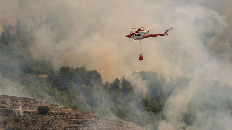 El incendio de Alicante sigue activo tras obligar al desalojo de 180 personas y calcinar unas 570 hect�reas