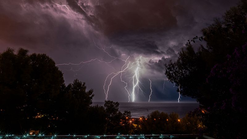 Un rayo provoca el incendio de un tejado: c�mo debemos protegernos en caso de tormenta