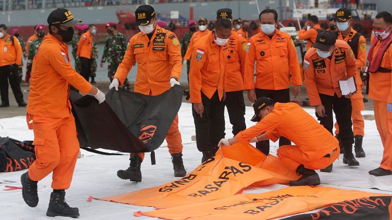 Localizan los restos del avión que se precipitó al mar en Indonesia con 62 personas a bordo