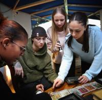 Schüler des Berufskollegs in Bergheim müssen gemeinsam Aufgaben lösen, um den Escape-Room verlassen zu können, bevor das Schiff sinkt