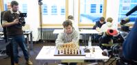 Schach: Bundesliga, Düsseldorfer SK - FC St. Pauli, Yi Wei (China) - Magnus Carlsen (Norwegen), im Brahms Kontor, St. Paulis Magnus Carlsen sitzt am Spieltisch.