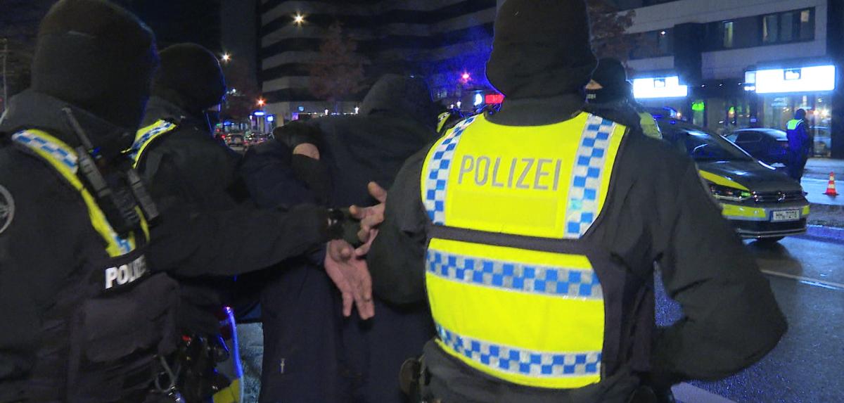 13.01.2025, Hamburg: Polizisten nehmen einen Verdächtigen fest. Vorher ist ein Mann durch Schüsse vor einem Lokal am Hamburger Hansaplatz verletzt worden. Am späten Abend kam es zu einer Auseinandersetzung zwischen mehreren Personen in und vor dem Lokal im Stadtteil St. Georg. Dabei seien auch Schüsse gefallen. Foto: -/dpa +++ dpa-Bildfunk +++