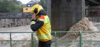 Ein Wiener Feuerwehrmann vor einer Brücke über dem Wienfluss