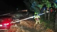 HANDOUT - Feuerwehrleute hantieren mit einer Leiter an einem Auto, dass an der zu einem reißenden Strom angeschwollenen Pilach steht. Aufgrund der starken Niederschläge ist Sonntagfrüh ganz Niederösterreich zum Katastrophengebiet erklärt worden. +++ dpa-Bildfunk +++