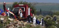 14.01.2025, Südafrika, Stilfontein: Gerichtsmediziner tragen die menschliche Überreste in blauen Leichensäcken während einer Rettungsaktion zur Bergung von Bergleuten unter Tage in einer verlassenen Goldmine. Foto: Themba Hadebe/AP/dpa +++ dpa-Bildfunk +++