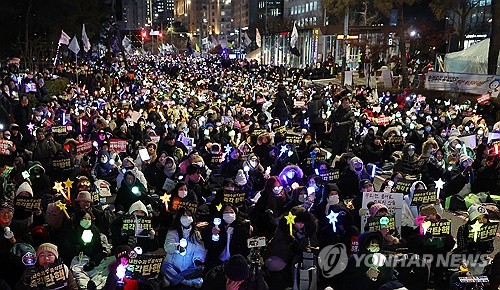 韩民众在弹劾案表决前夕云集国会前促尹锡悦下台