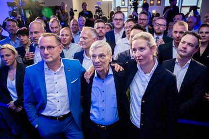 Landtagswahl in Brandenburg: Tino Chrupalla (l-r), AfD-Bundessprecher, Hans-Christoph Berndt, stellvertetender Vorsitzender der AfD Brandenburg und Spitzenkandidat, und Alice Weidel, AfD-Bundessprecherin, stehen bei der Wahlparty der Brandenburger AfD in einem Gasthaus in Potsdam-Marquardt vor den ersten Hochrechnungen vor der Bühne. In Brandenburg findet am Sonntag die Landtagswahl statt. +++ dpa-Bildfunk +++